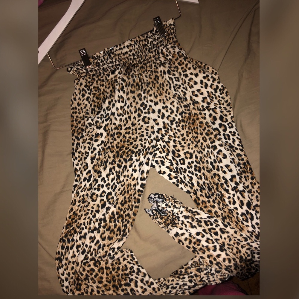 Very pretty and fun pants! Silky and comfy